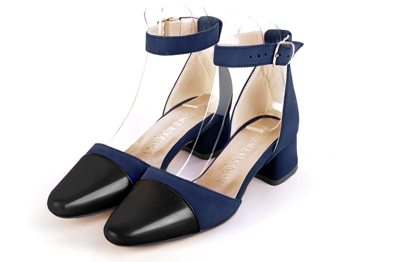 Chaussure cotes ouverts bride cheville noir brillant et bleu marine. Bout rond. Petit talon evase